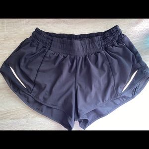 Lululemon hotty hot shorts ll 2.5”